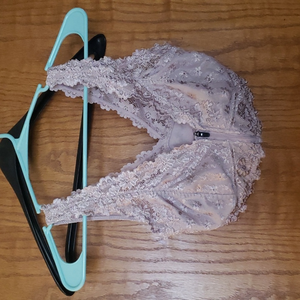 Size 36 Medium Front Zipping Lace Bra